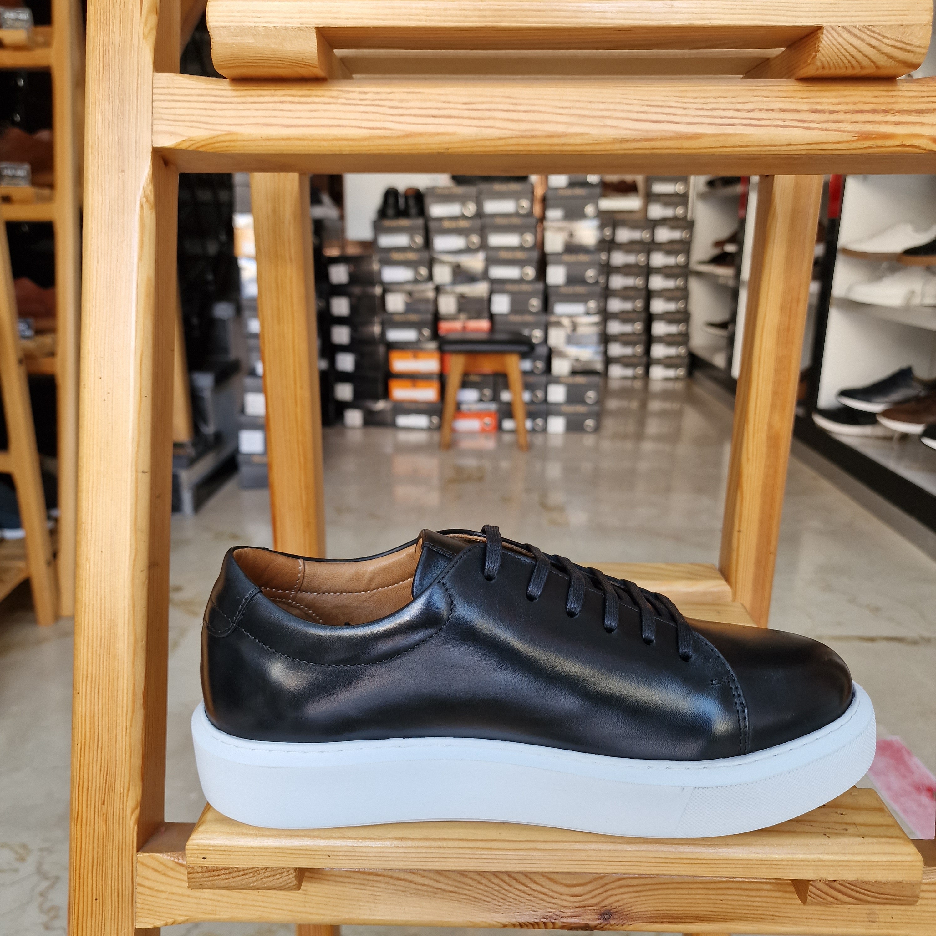 REF: 08 BASKET EN CUIR NOIR - A
