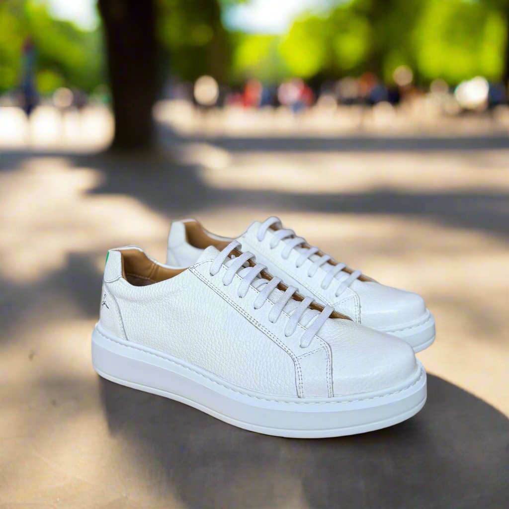 Baskets en cuir blanc Shopilo. Cuir véritable, chaussures confortables et élégantes pour homme. #basketsblanches #chaussurescuir #shopilo