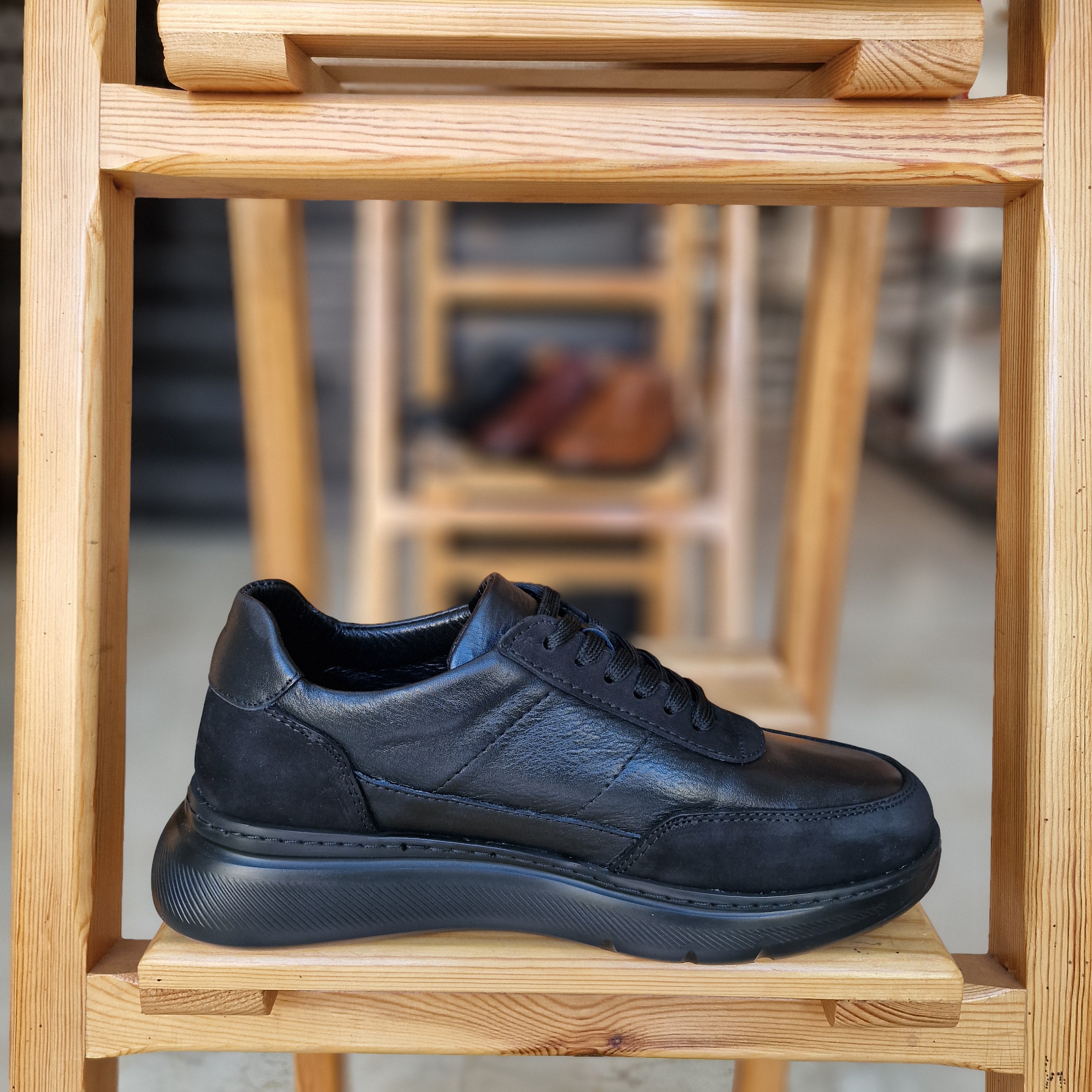 Basket Jevana En Cuir Noir - 1008 Eva