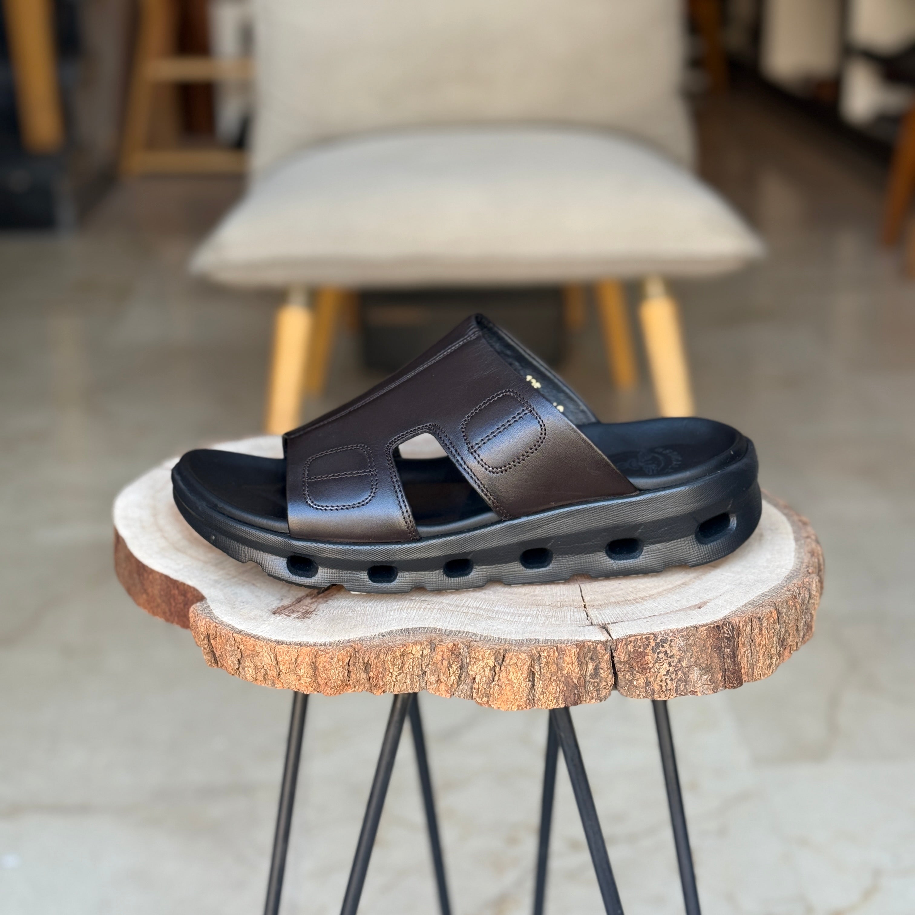 Sandales pour homme en cuir marron avec boucle métallique élégante - Chaussures confortables été 2025